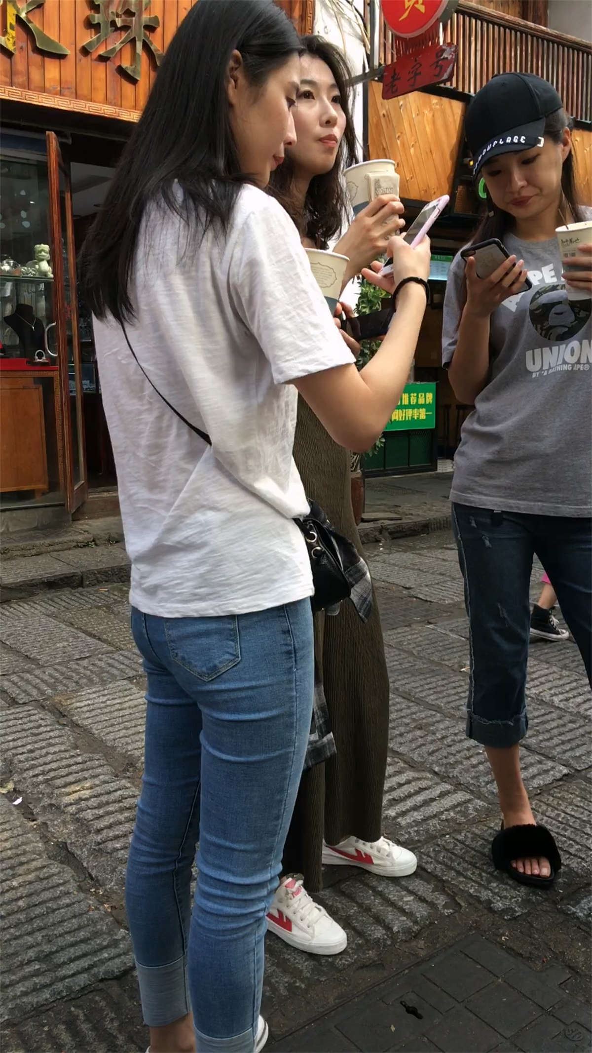 白T恤紧身蓝牛娇小身材可爱美女