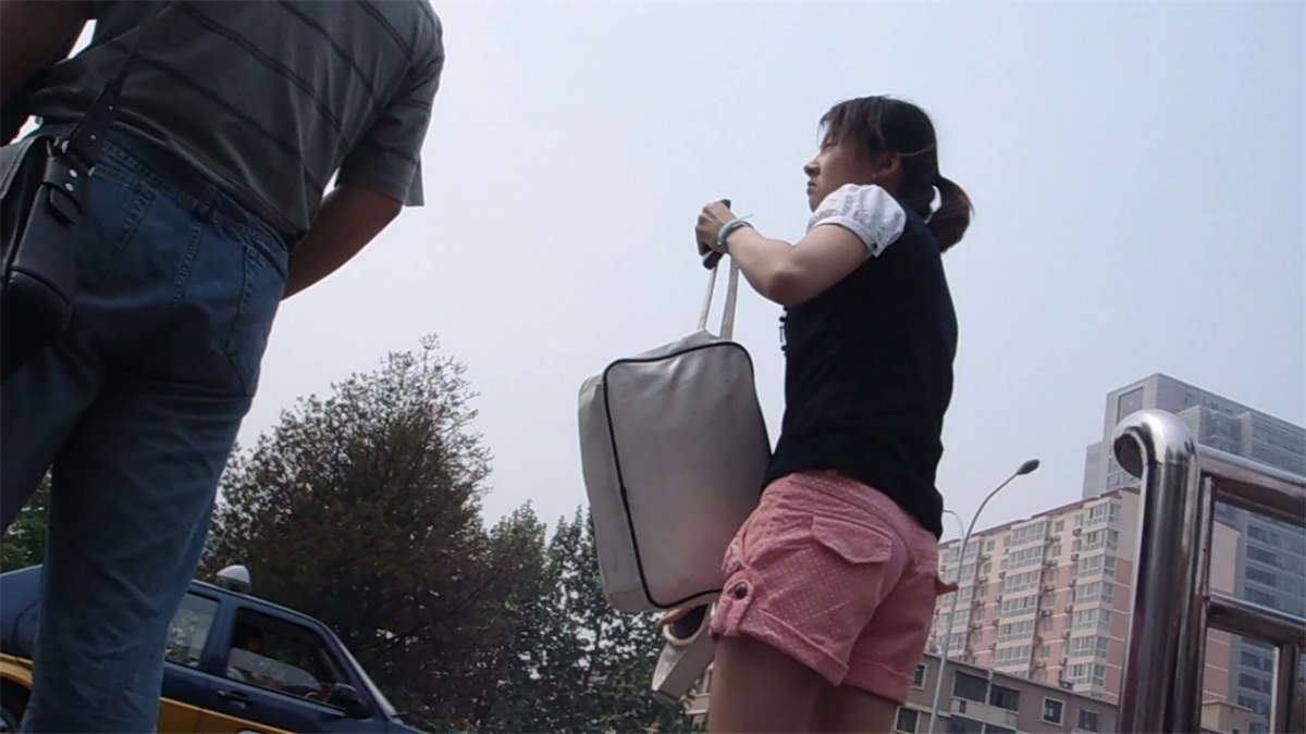 等车的妹子