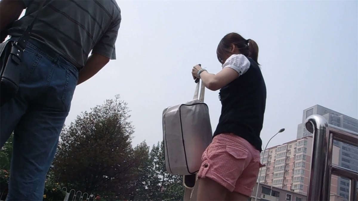 等车的妹子
