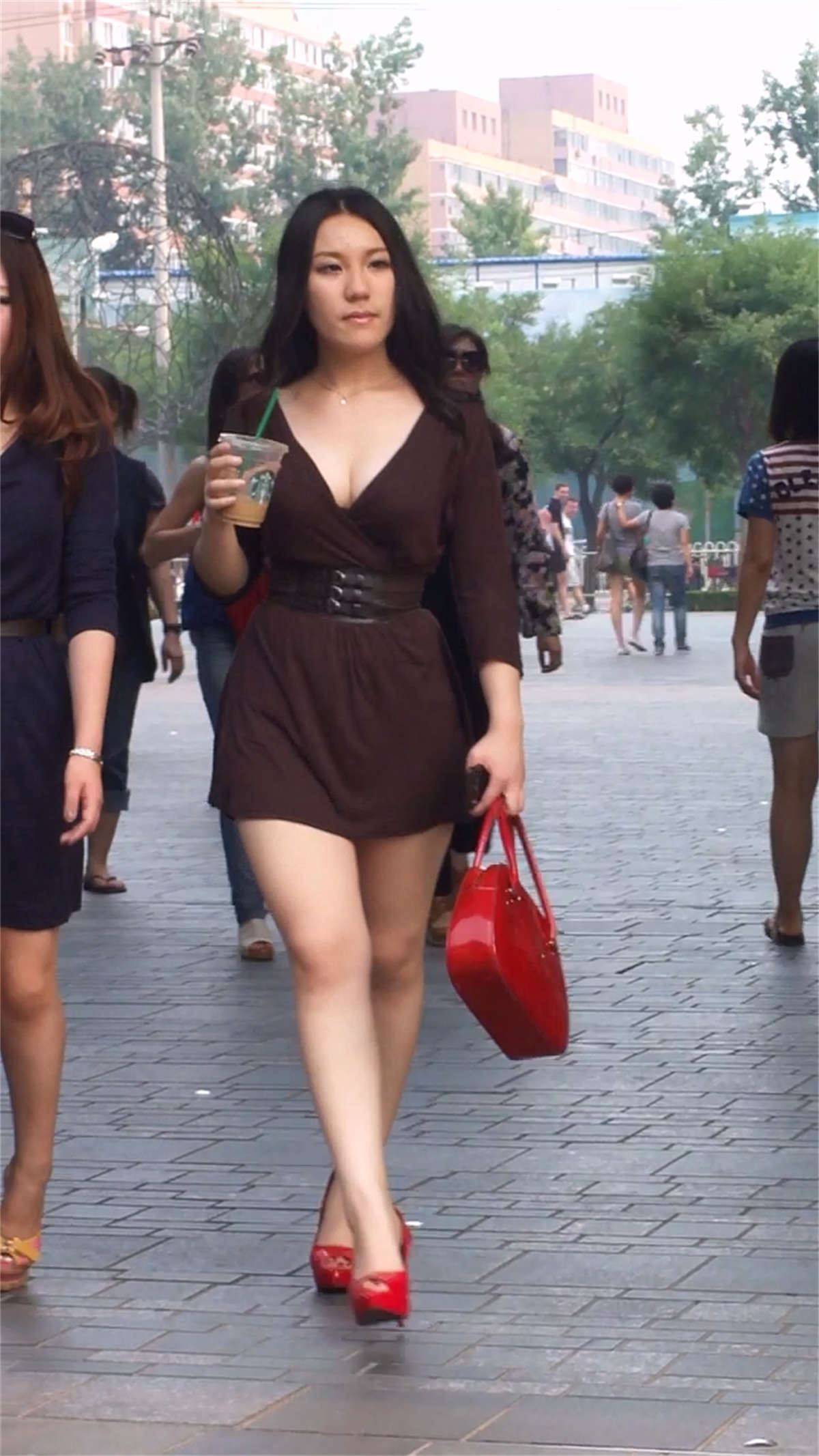 丰满的短裙高跟美女