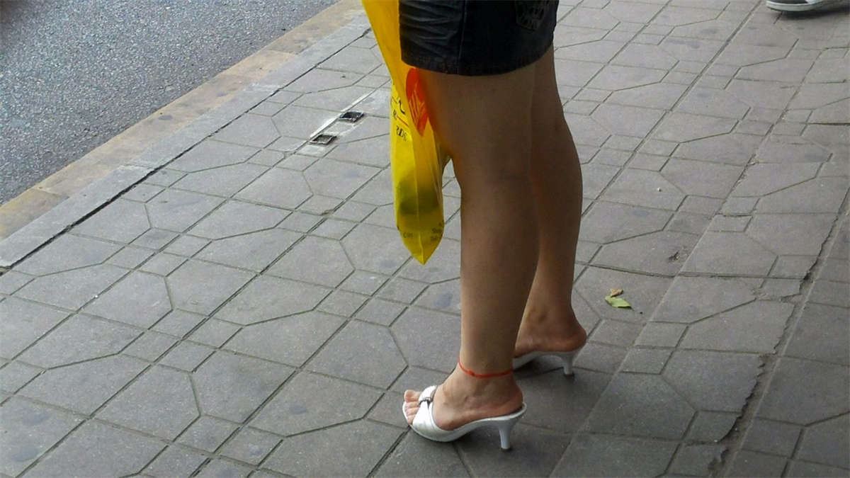 高跟少妇公车站点等车