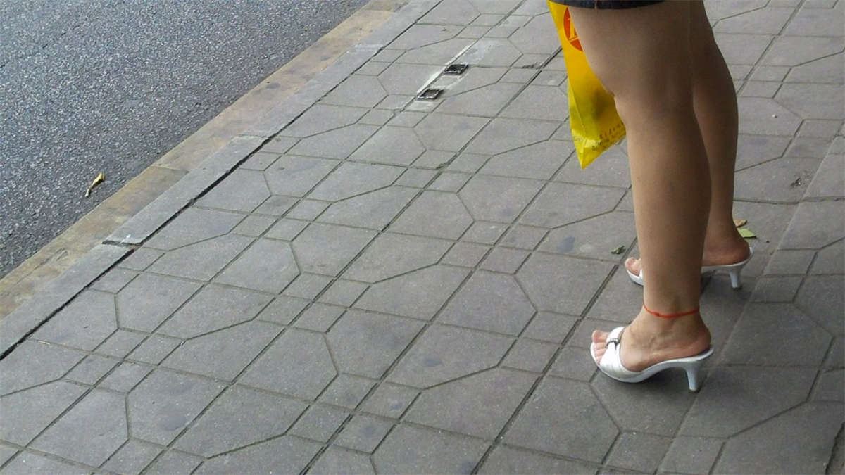 高跟少妇公车站点等车