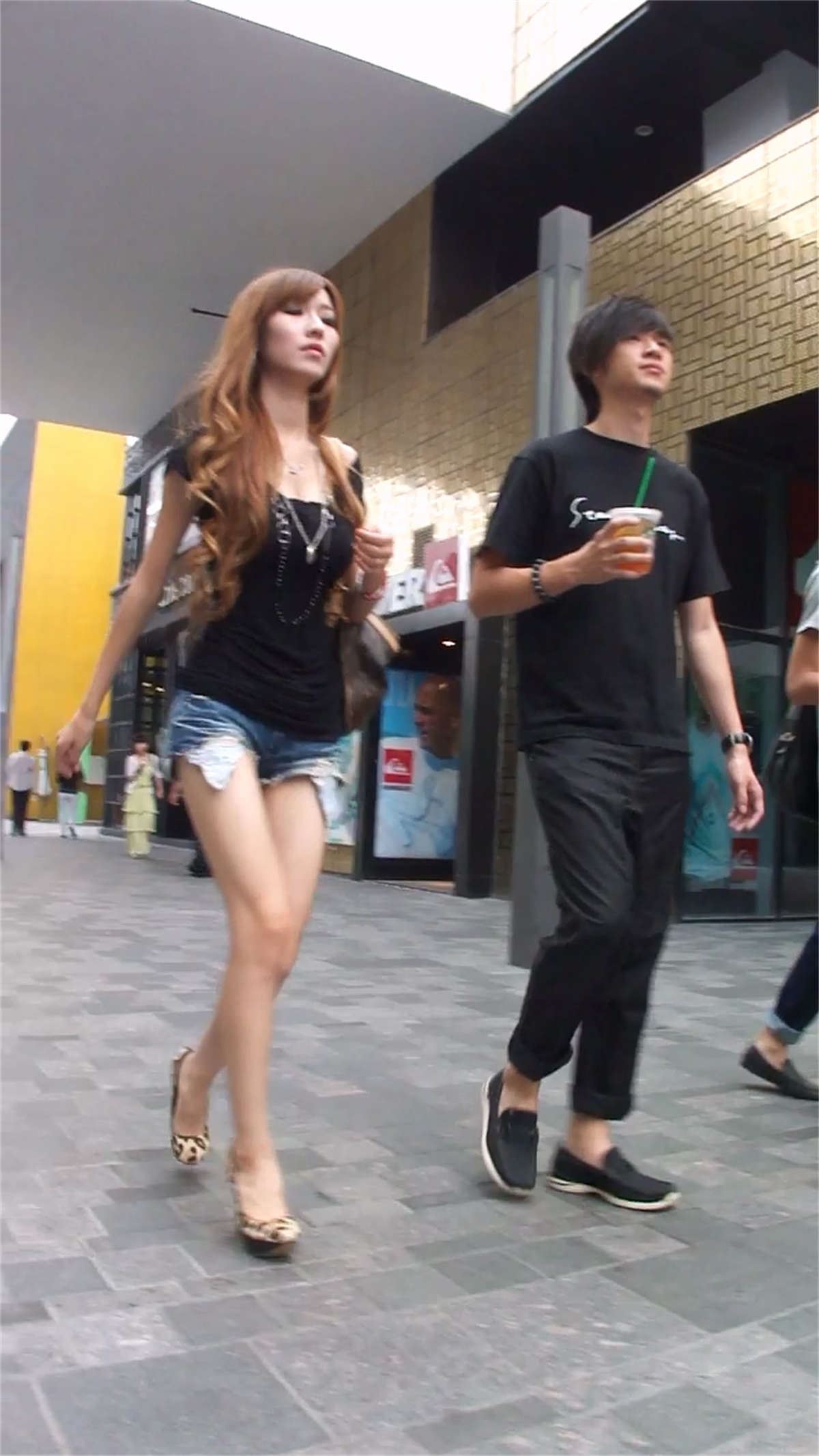 蜂腰翘臀牛仔热裤美女