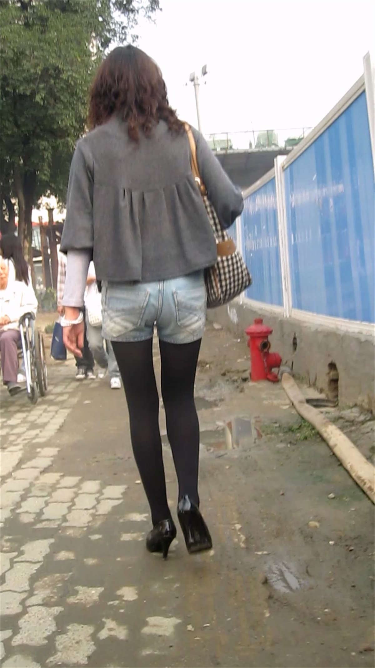 跟拍极品黑丝长腿妹，性感高跟