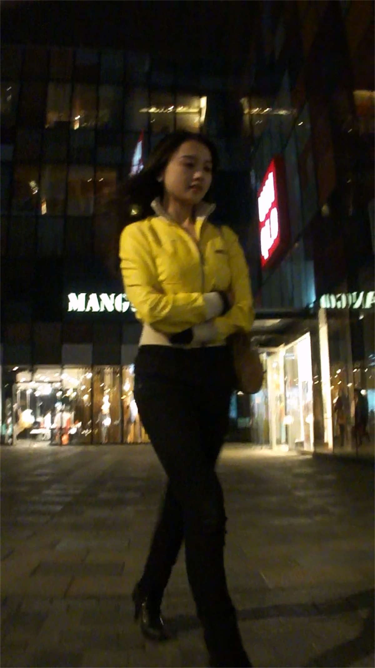 跟拍紧身牛仔裤美臀MM