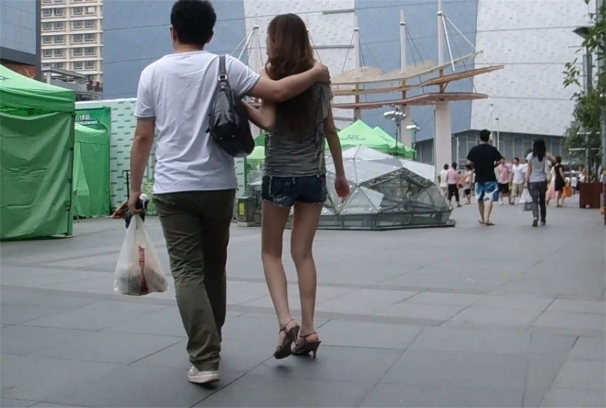 跟拍又嫩又白的长腿妹子