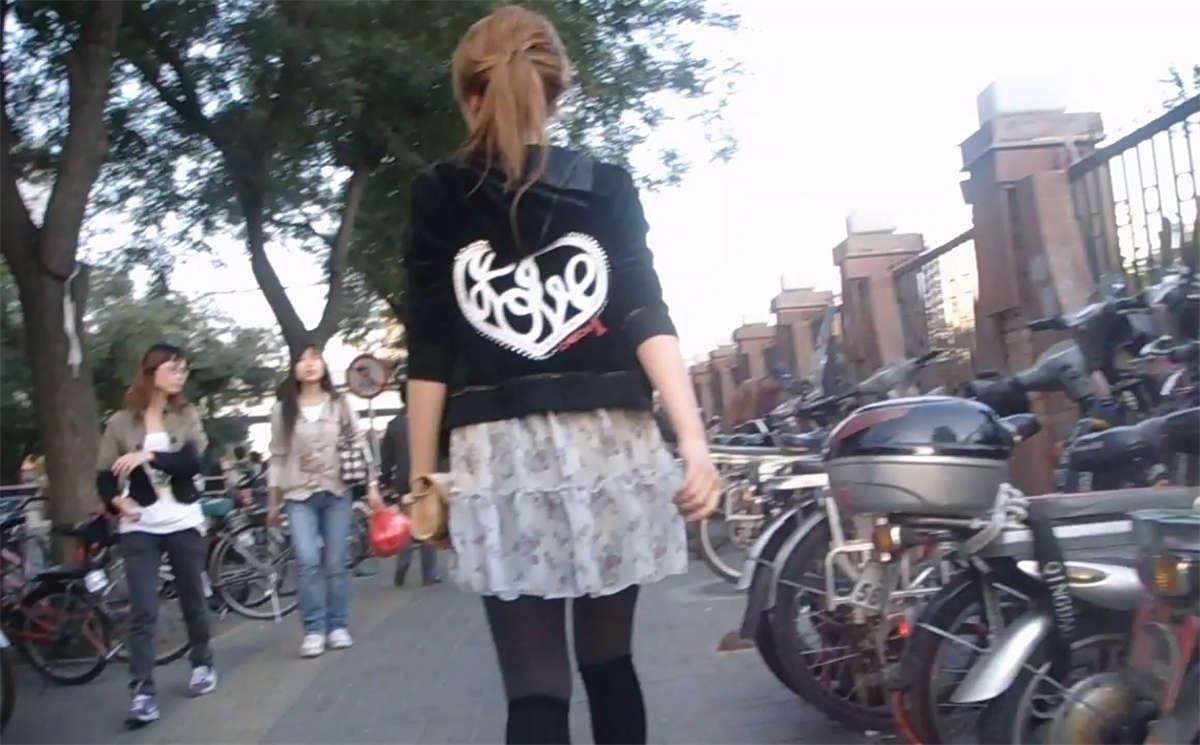 黑丝+长靴+裙子 MM打扮很有特点