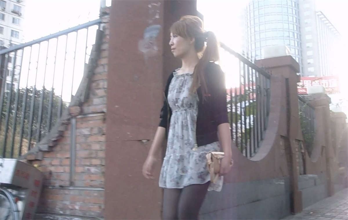 黑丝+长靴+裙子 MM打扮很有特点