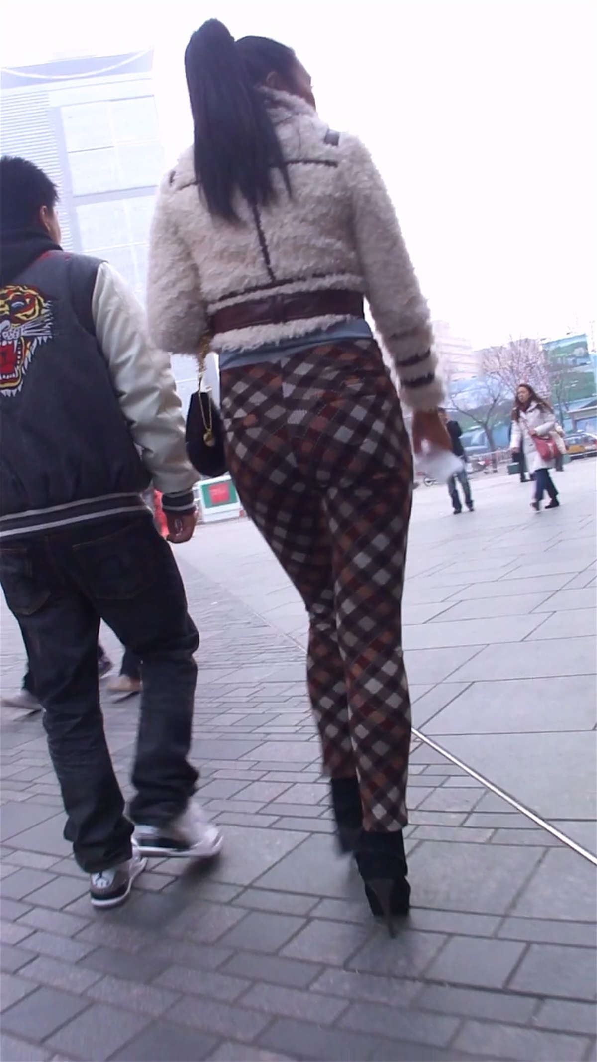 很少见的紧身裤美臀，你喜欢吗