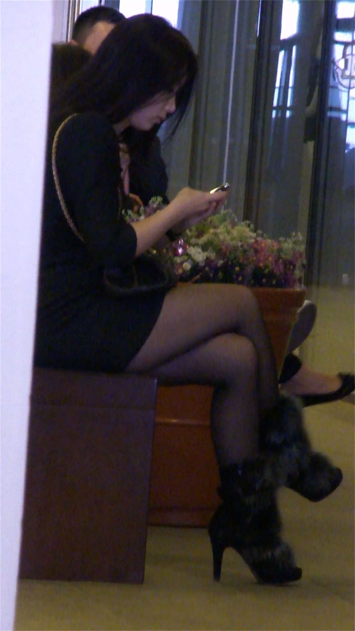 很性感很诱惑的黑丝包臀裙美女