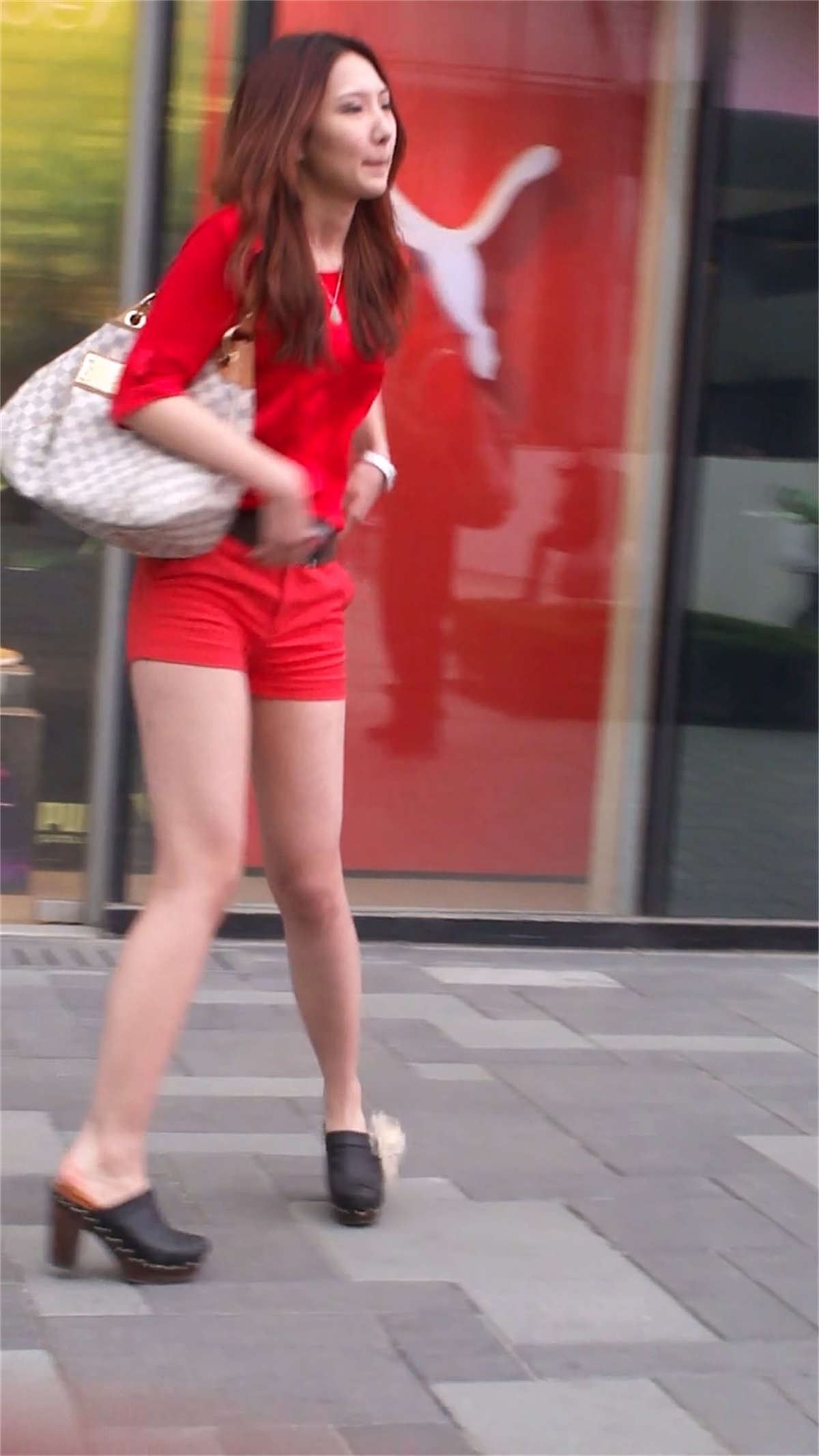 红色超短裤美女的性感蜜桃臀