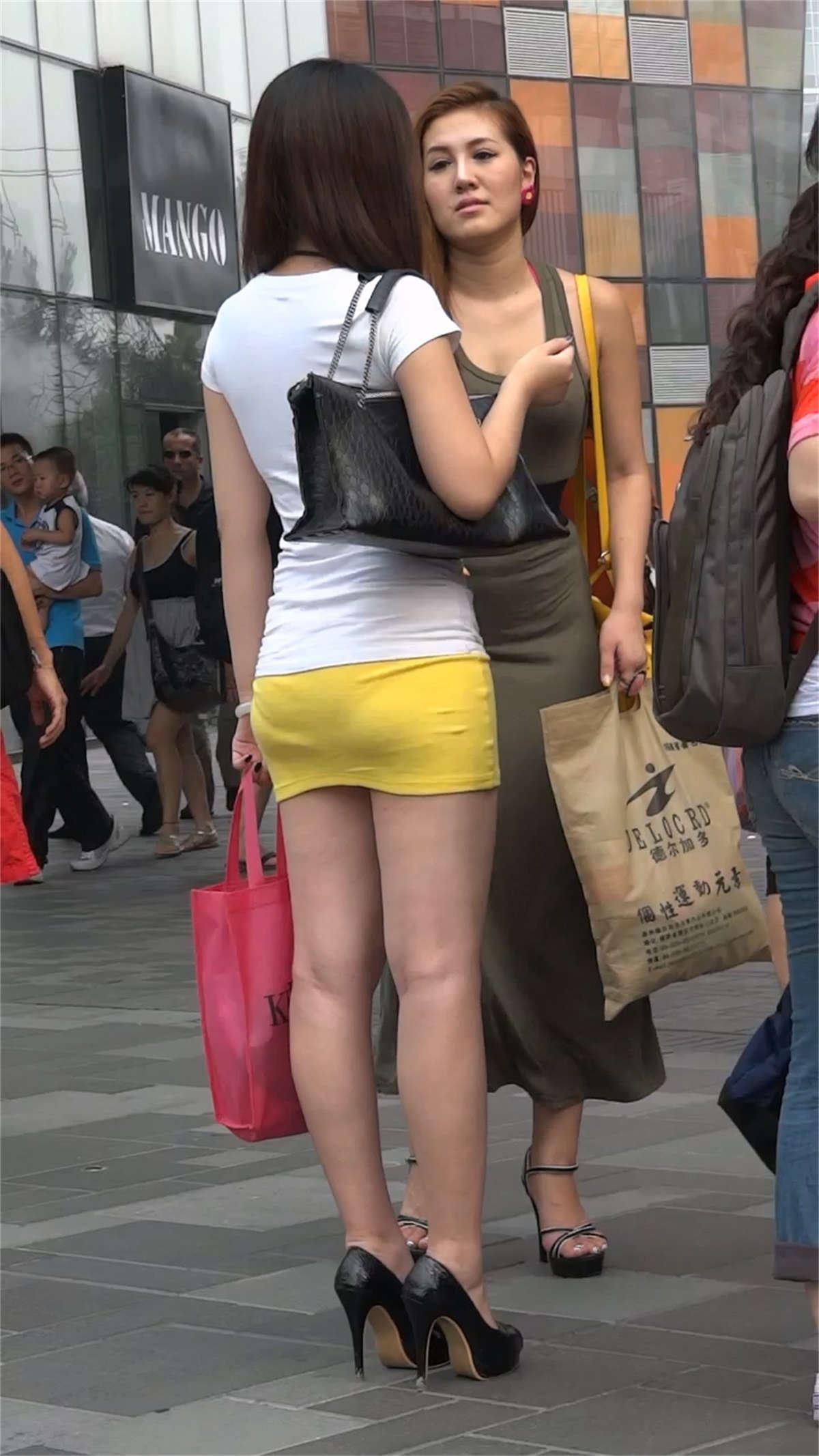 黄色紧身包臀短裙，紧致诱人的翘臀