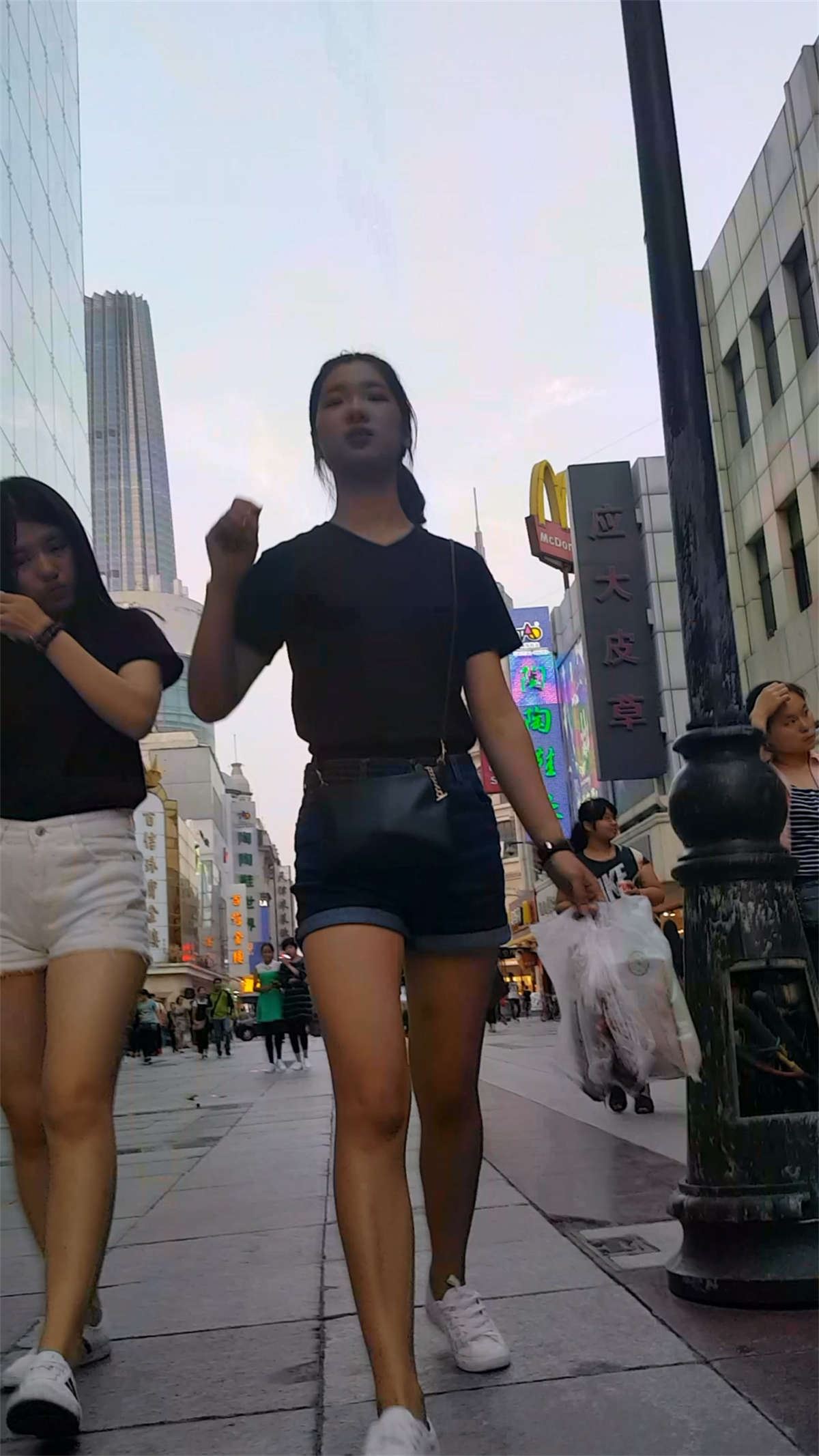 白色高腰热裤丰臀小美女