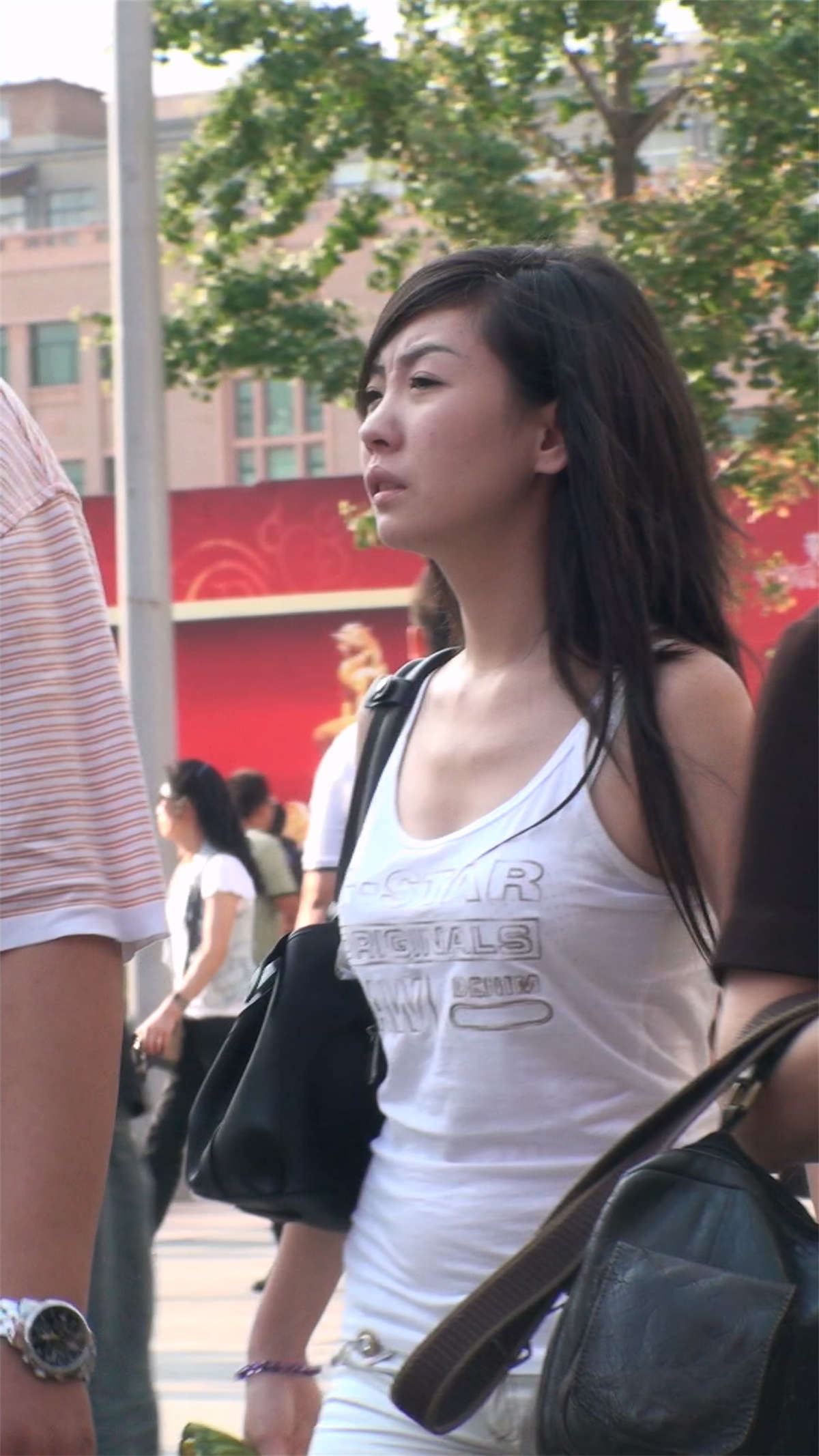 极品跟拍漂亮妹子