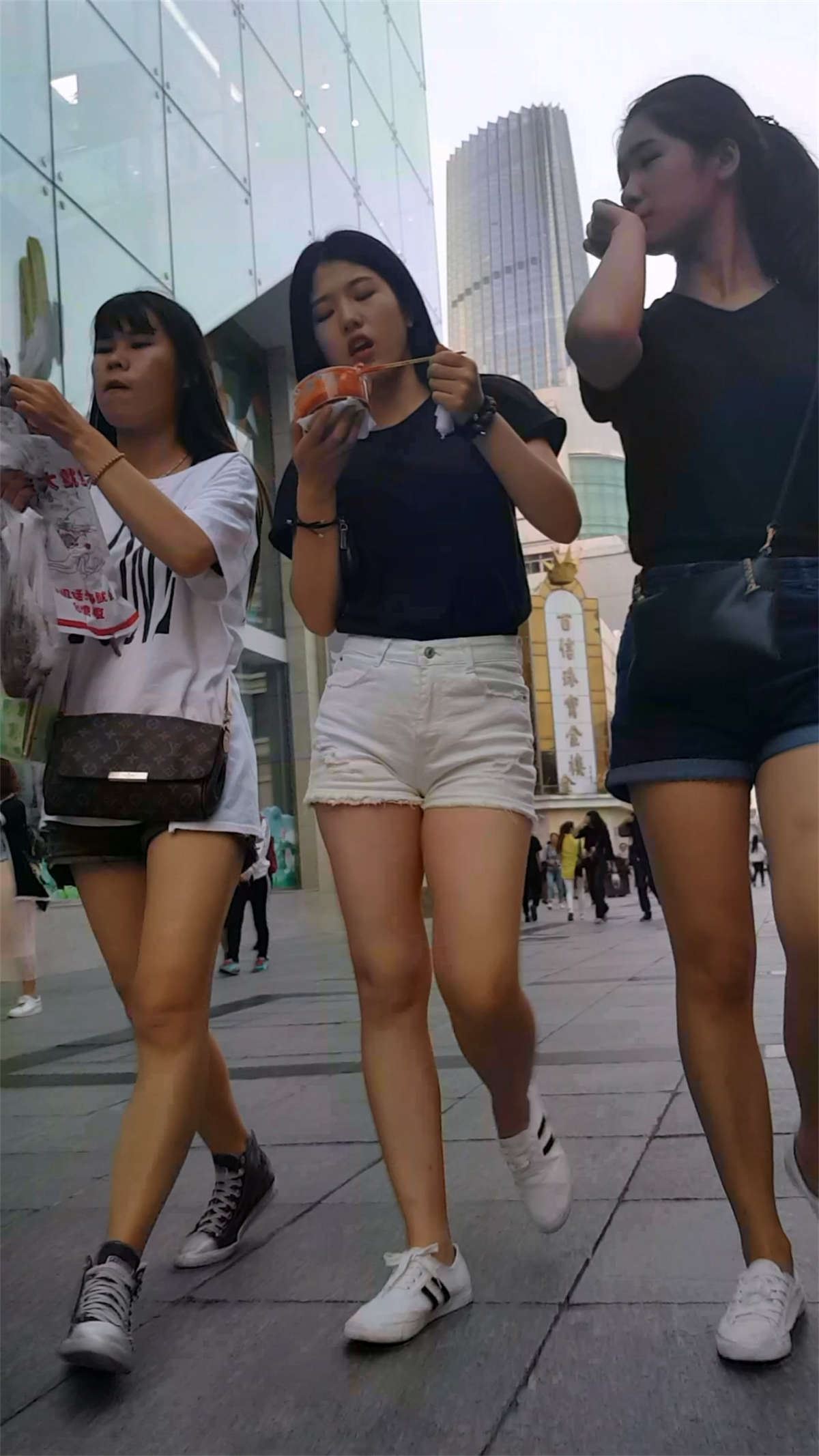 白色高腰热裤丰臀小美女