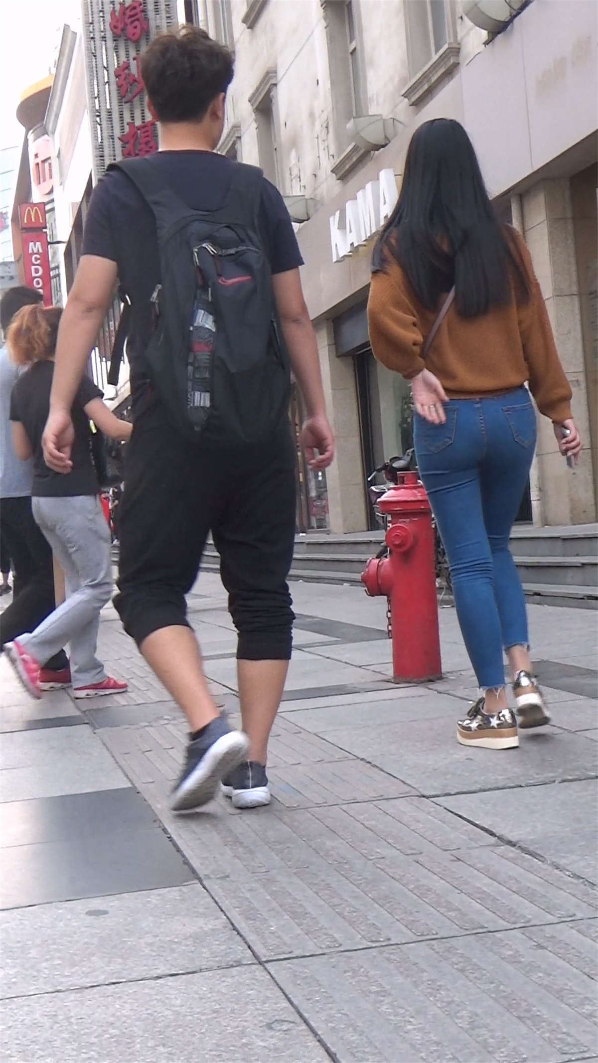 超紧身蓝色牛仔裤美眉