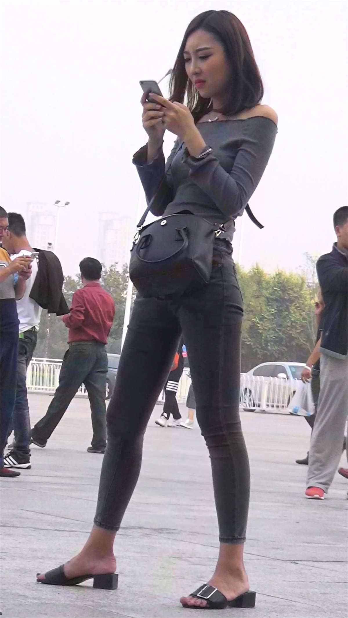 抽烟的紧身灰色牛仔裤美女