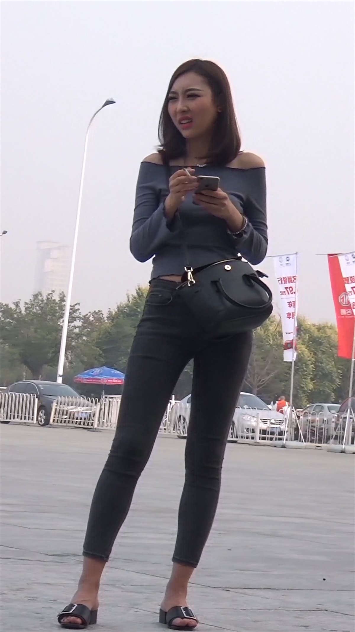 抽烟的紧身灰色牛仔裤美女
