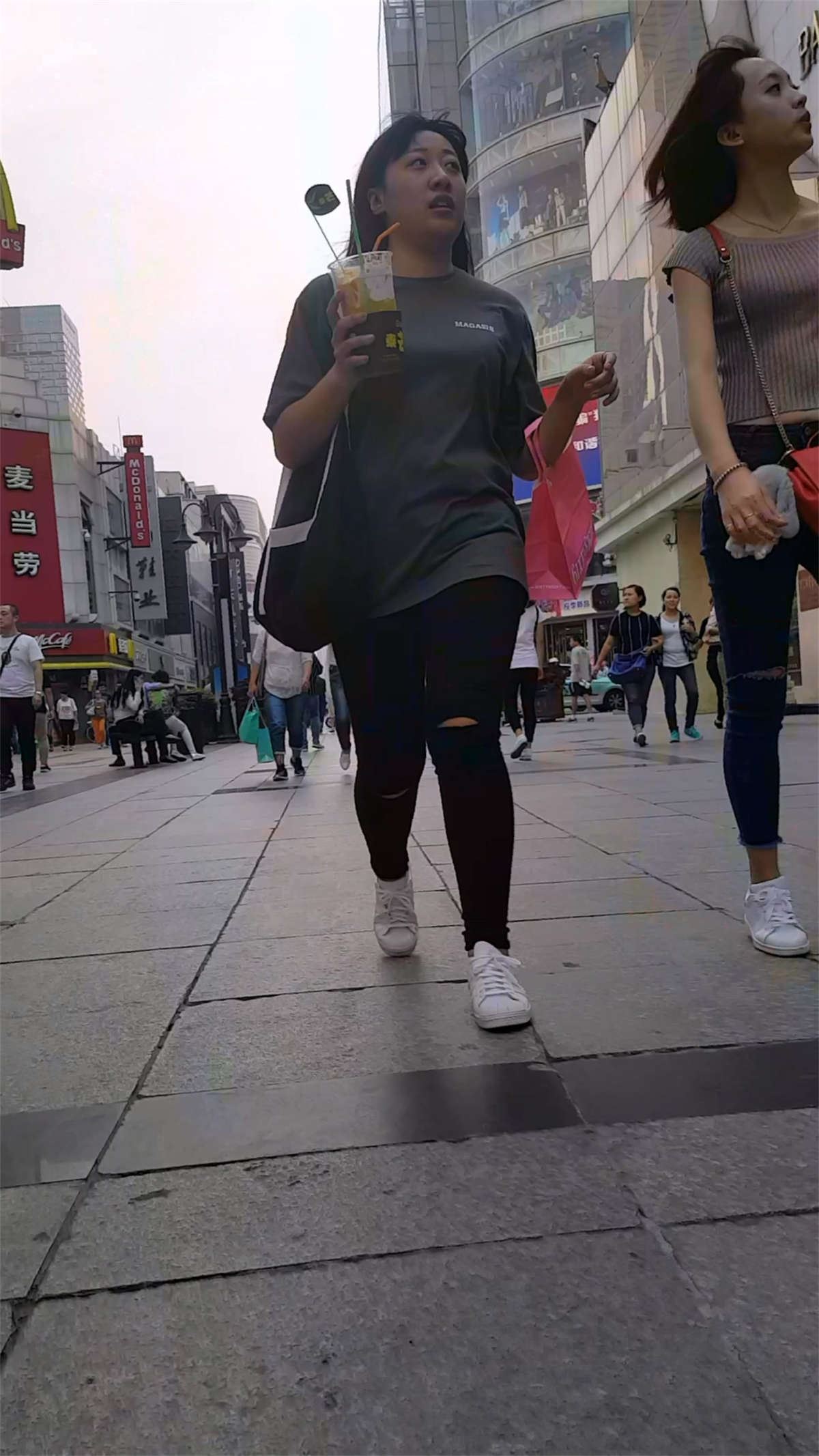 气质紧身蓝色牛仔裤美女