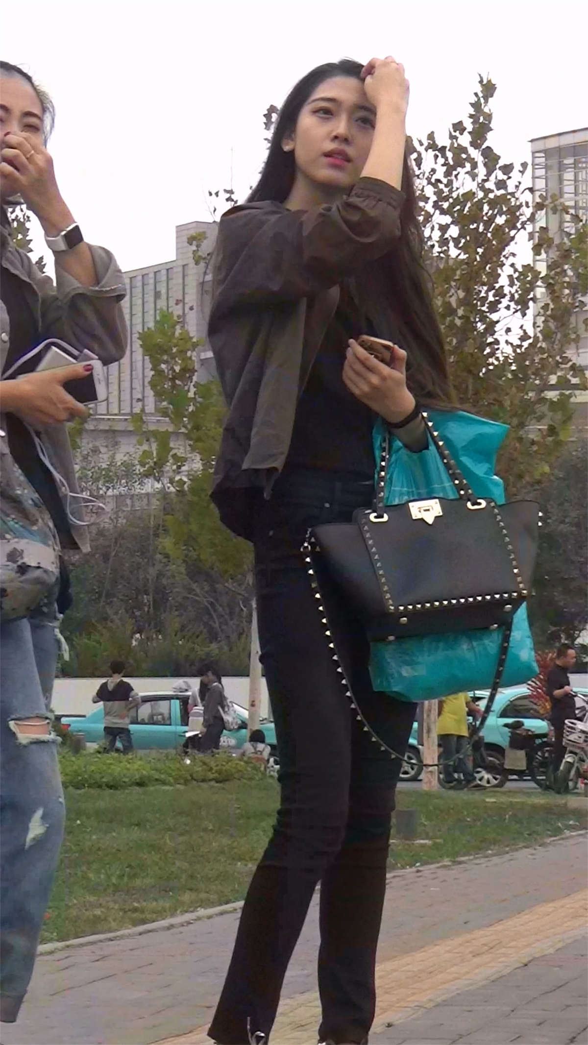 天生丽质的苗条身材紧身裤美女