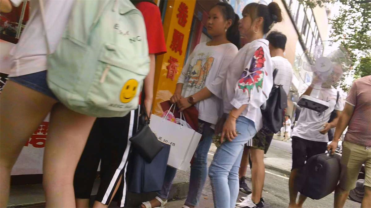 白T恤牛仔热裤超短MM