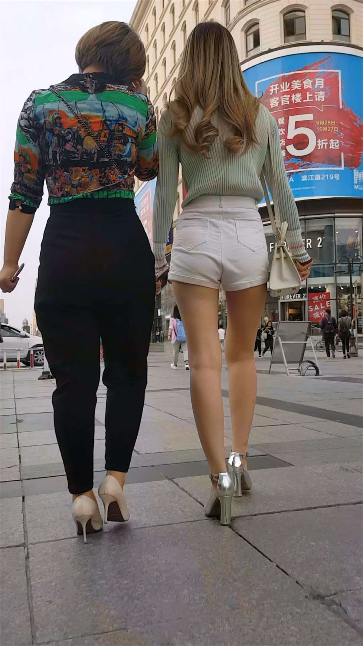 极品高挑热裤高跟鞋性感美女