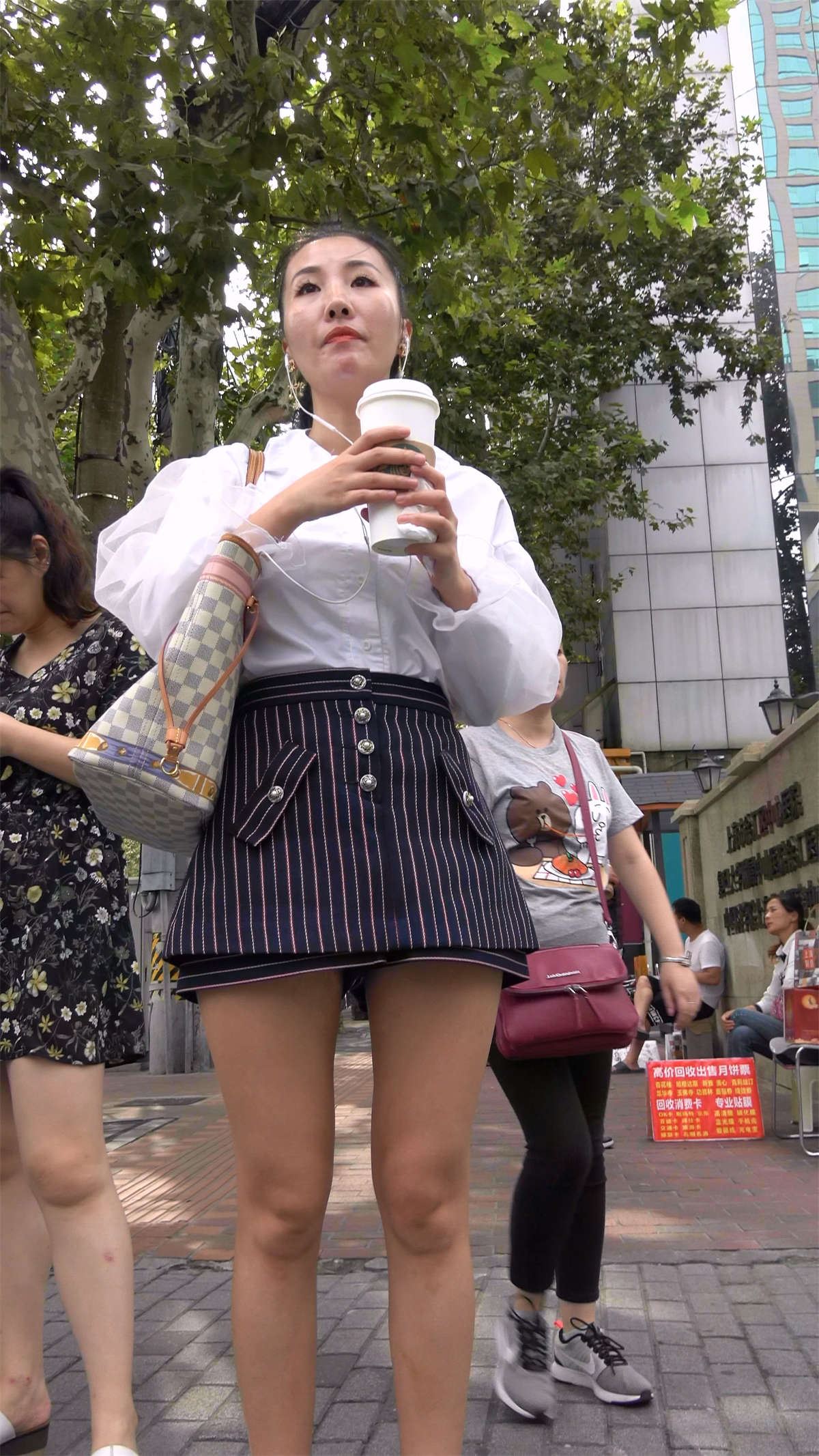 美腿白衬衫长马尾辫美女