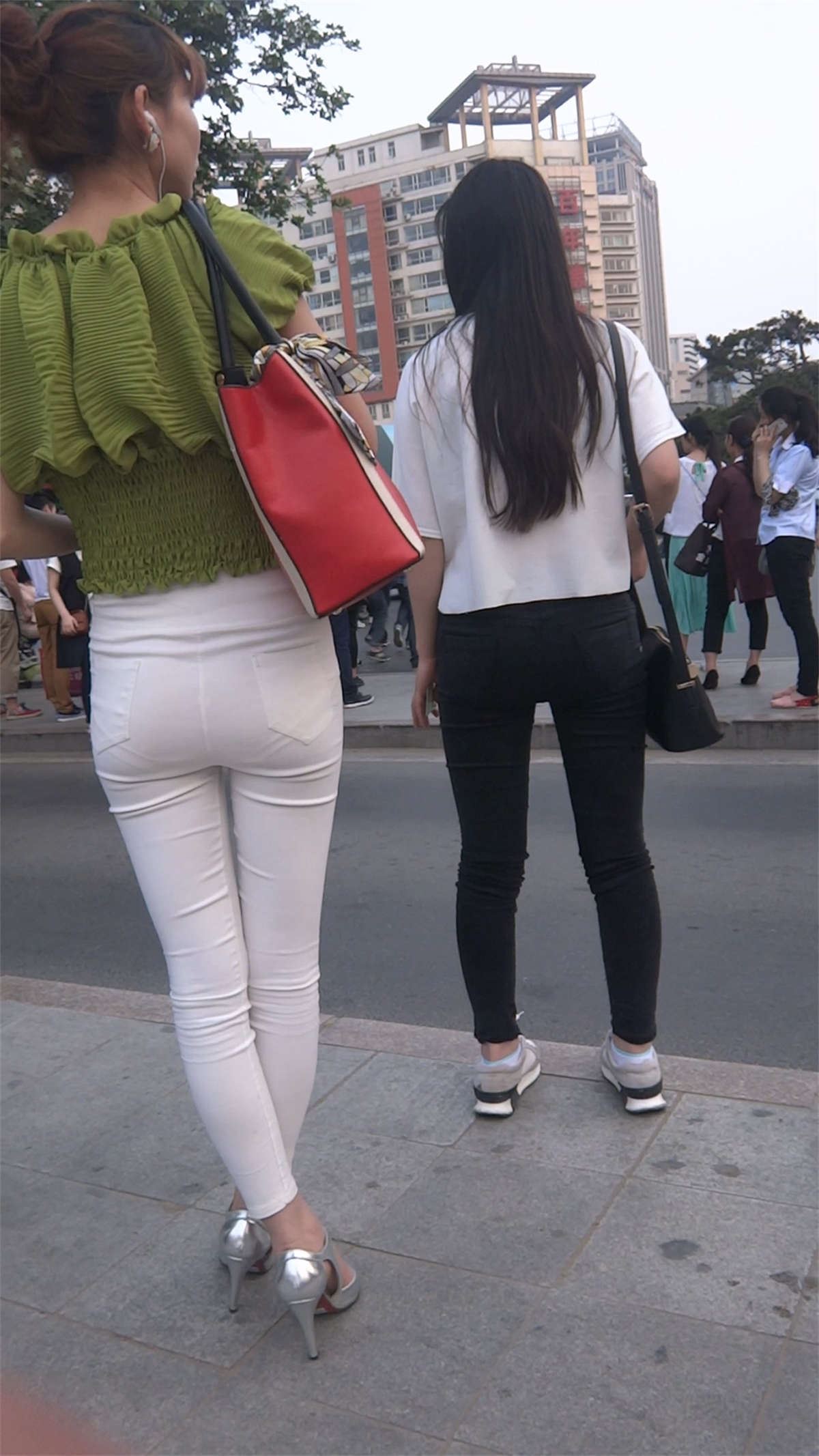 街边等车的极品紧身白裤高跟鞋性感美女
