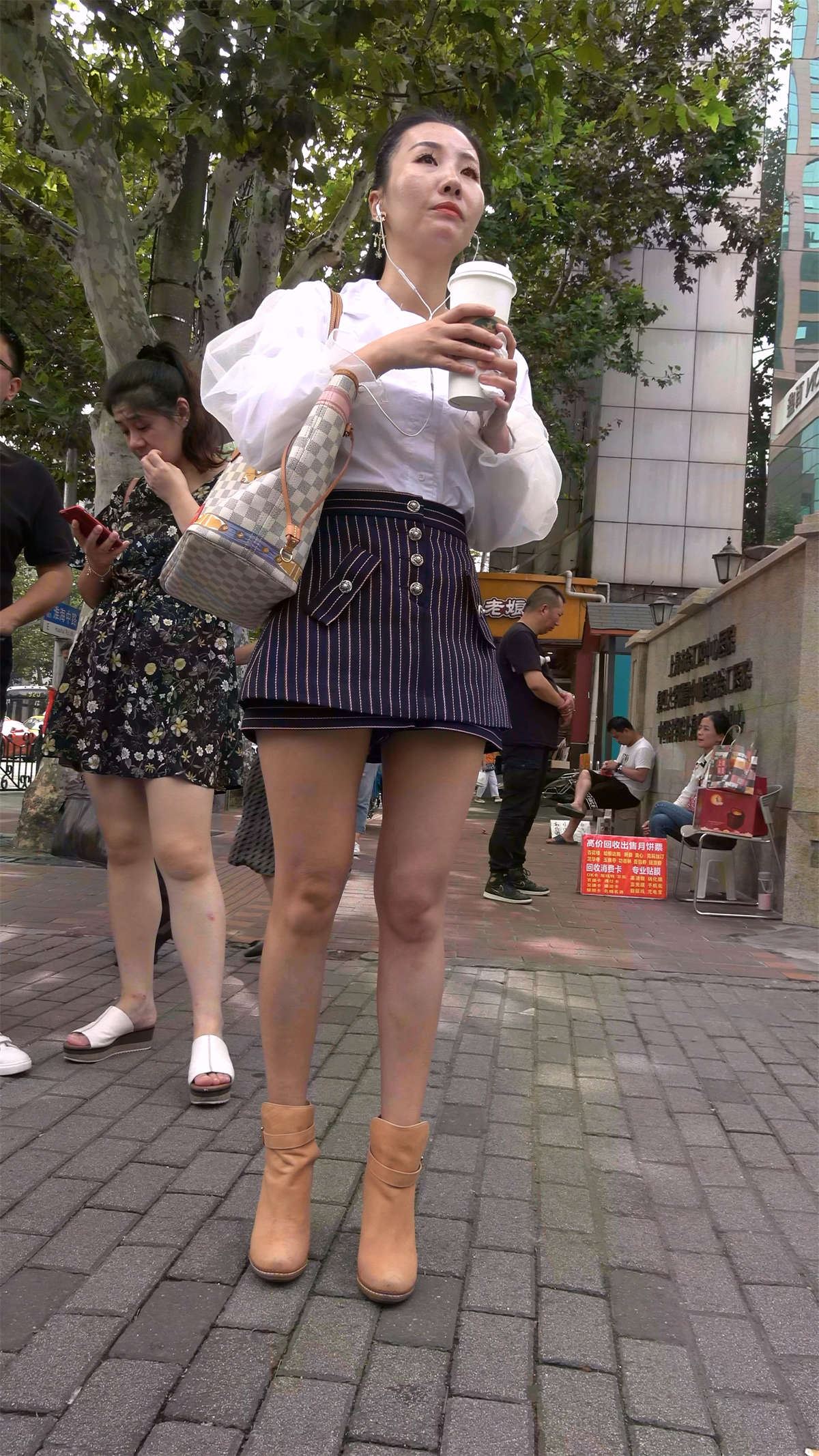 美腿白衬衫长马尾辫美女