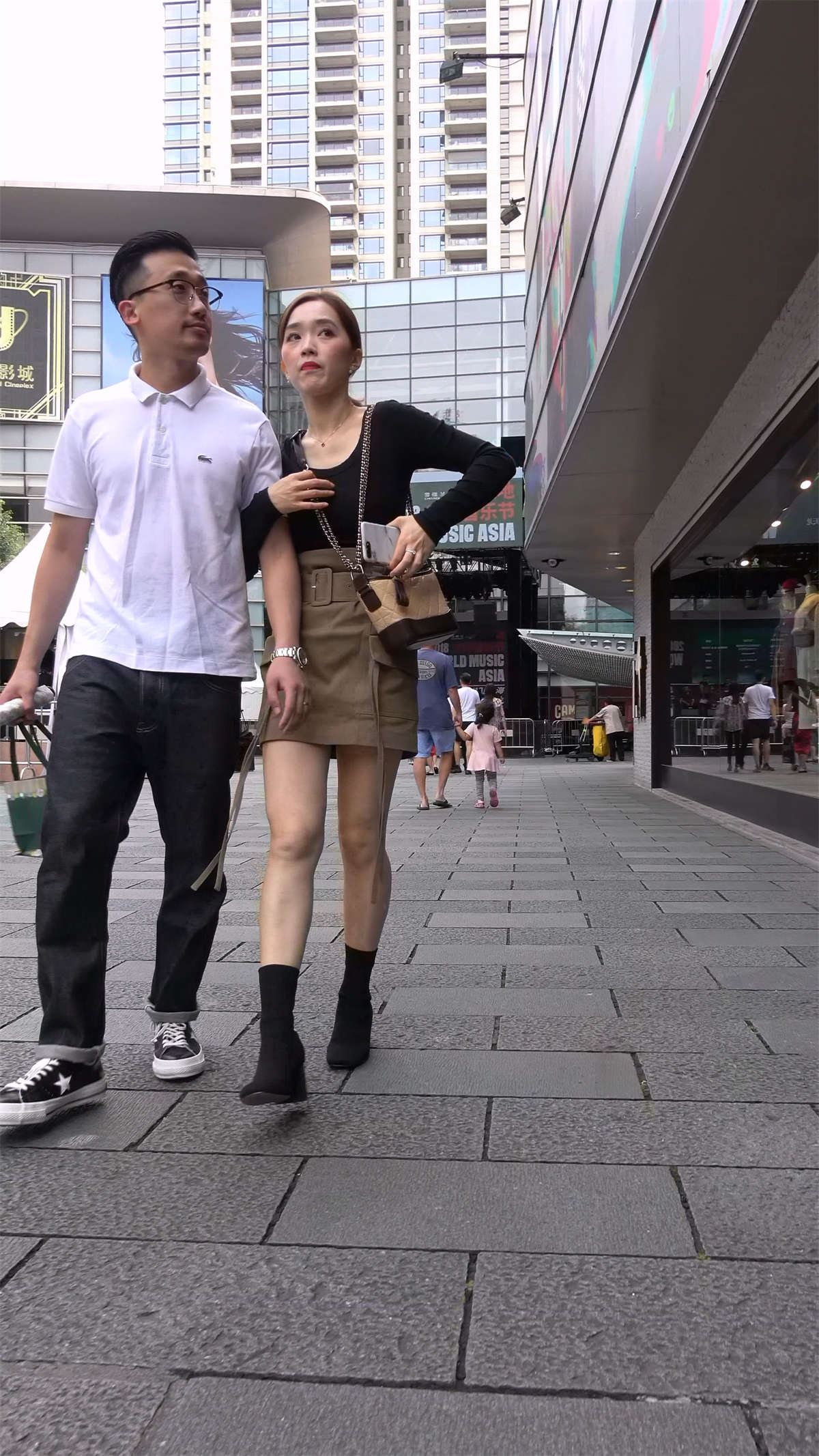 美腿短裙姐姐
