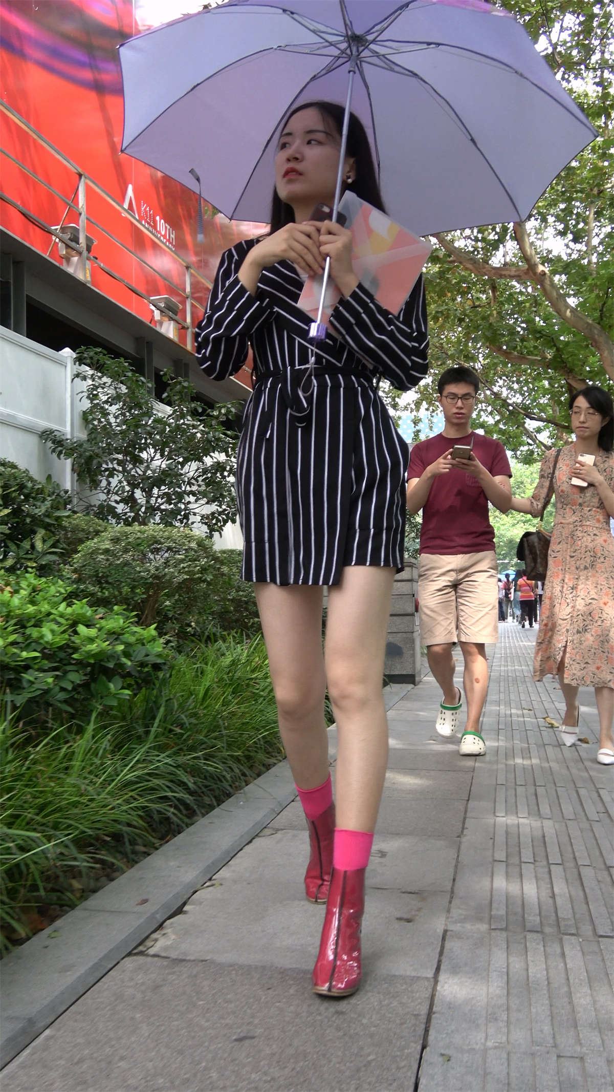 白皙美腿条纹衣服美女
