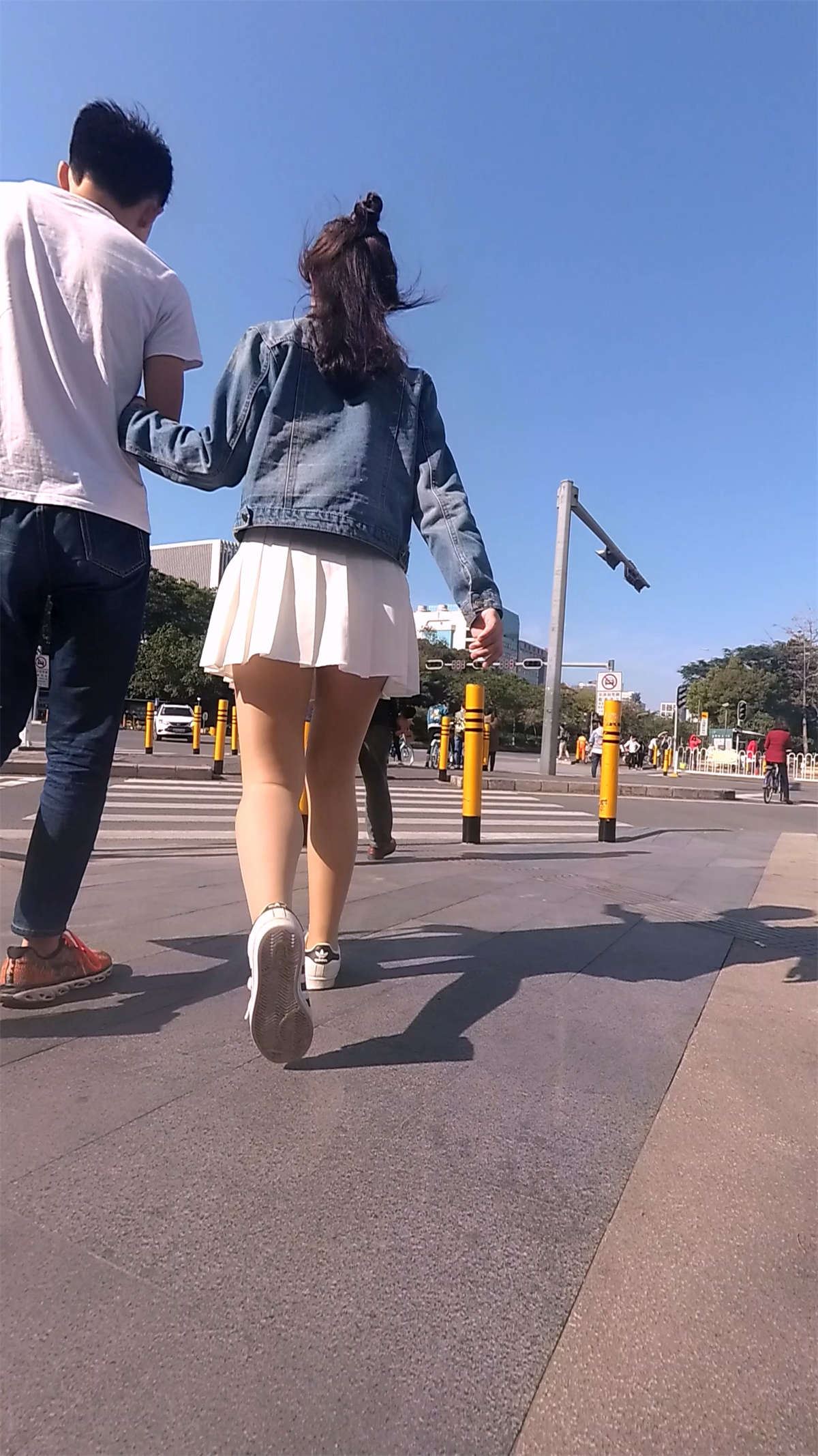 牛仔外套白色超短裙丝袜学妹