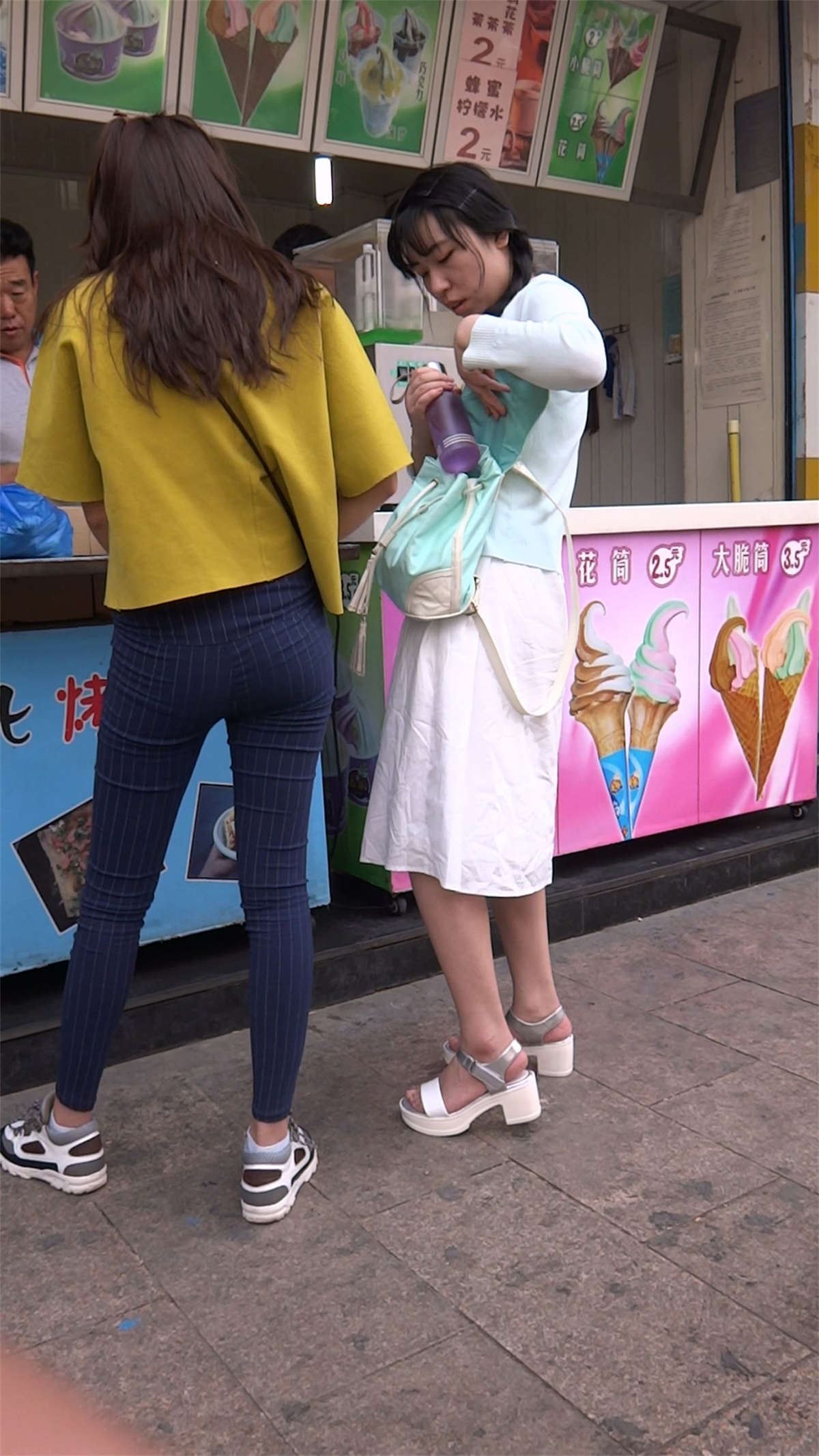 黄衣深蓝色紧身裤极品美女
