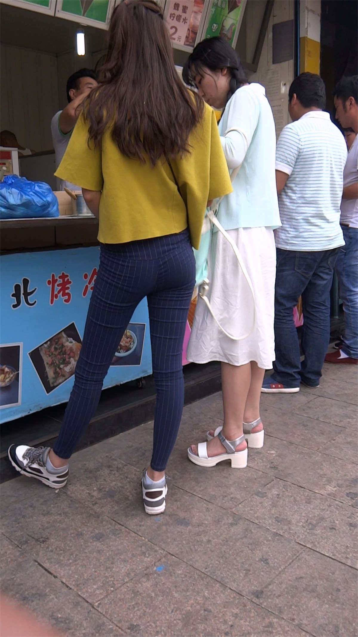 黄衣深蓝色紧身裤极品美女