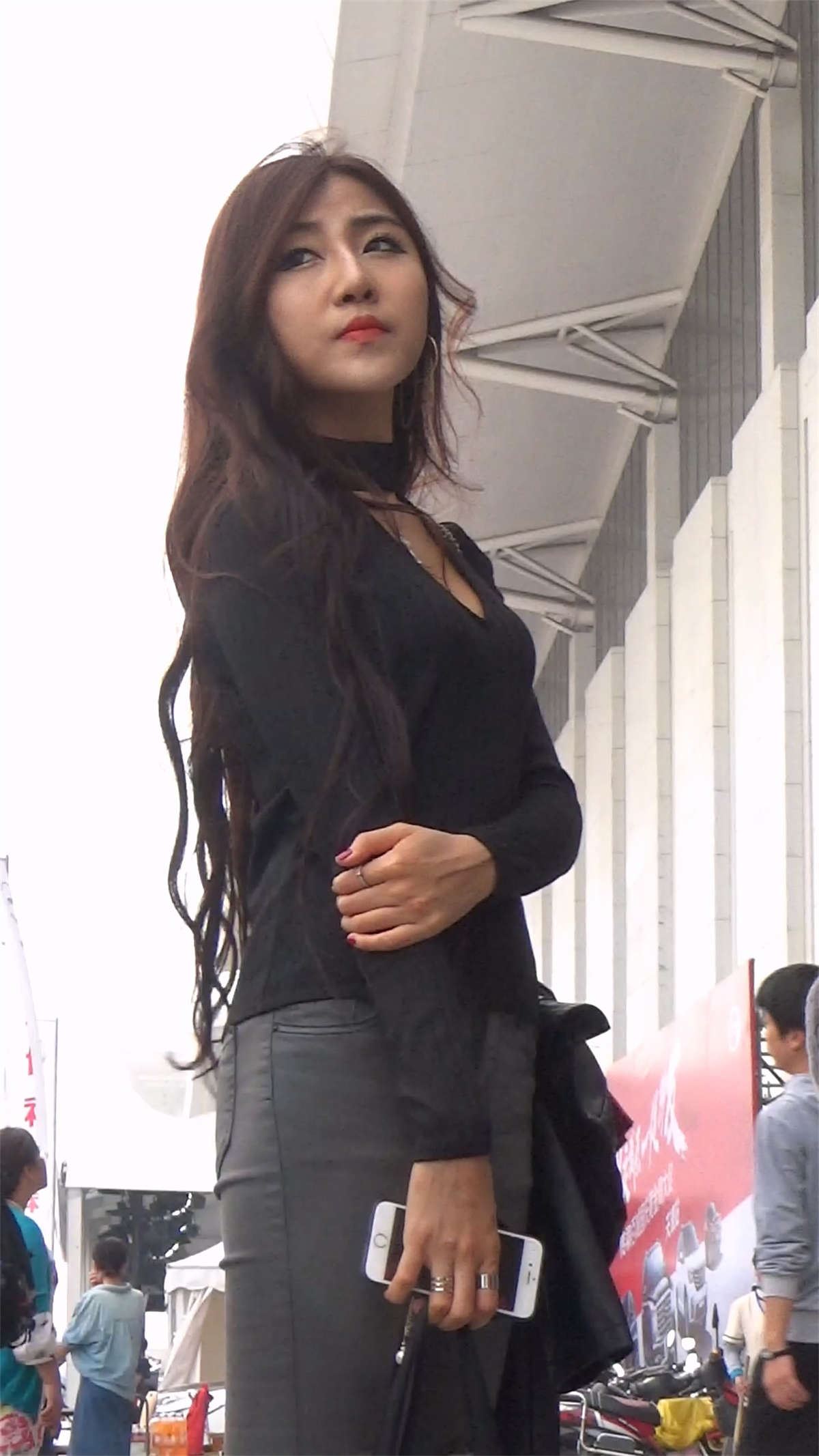 灰色紧身裤黑色毛衣长发美女