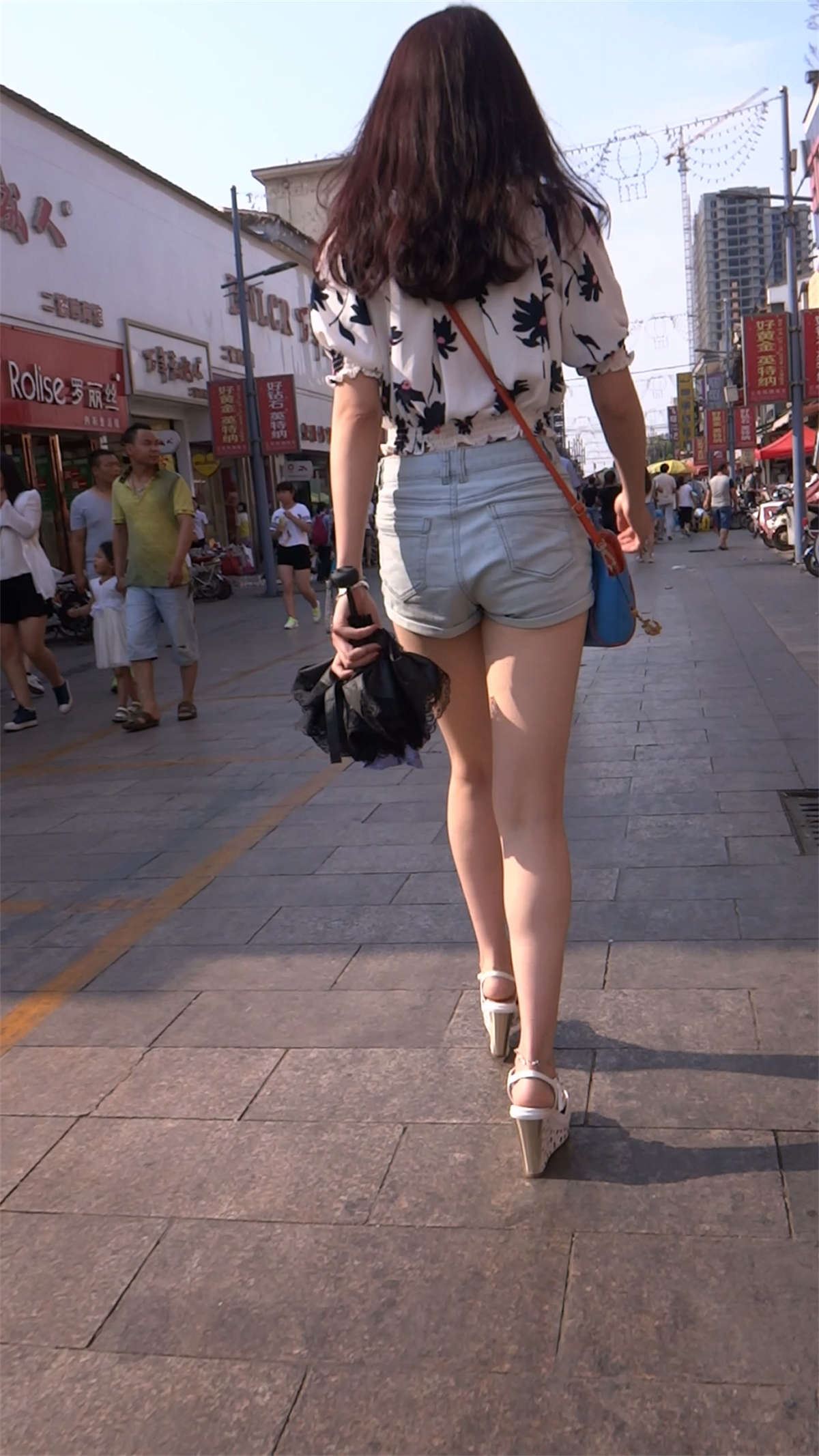 牛仔热裤长腿坡高跟凉鞋美女