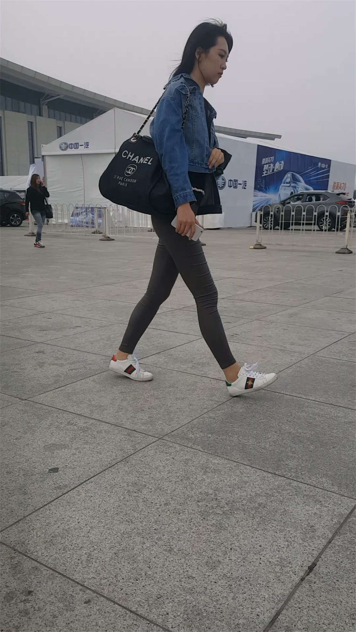 牛仔外套灰色紧身裤美女