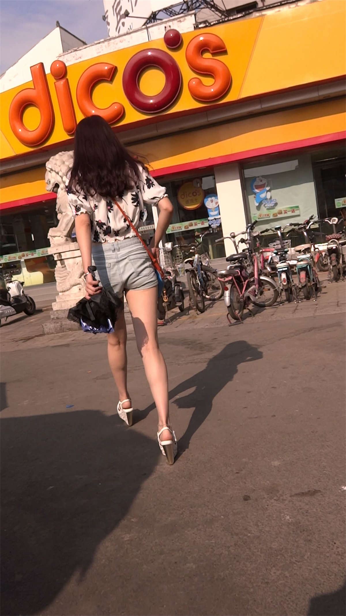 牛仔热裤长腿坡高跟凉鞋美女