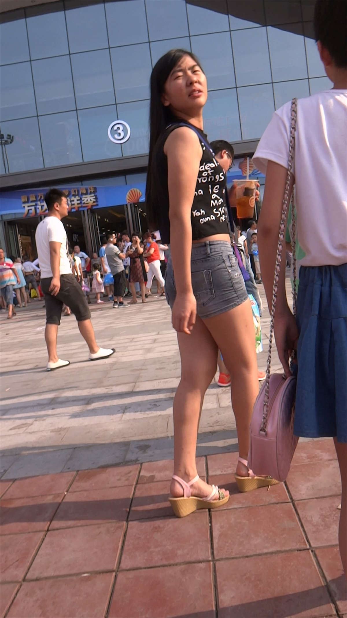 牛仔热裤性感美腿美女