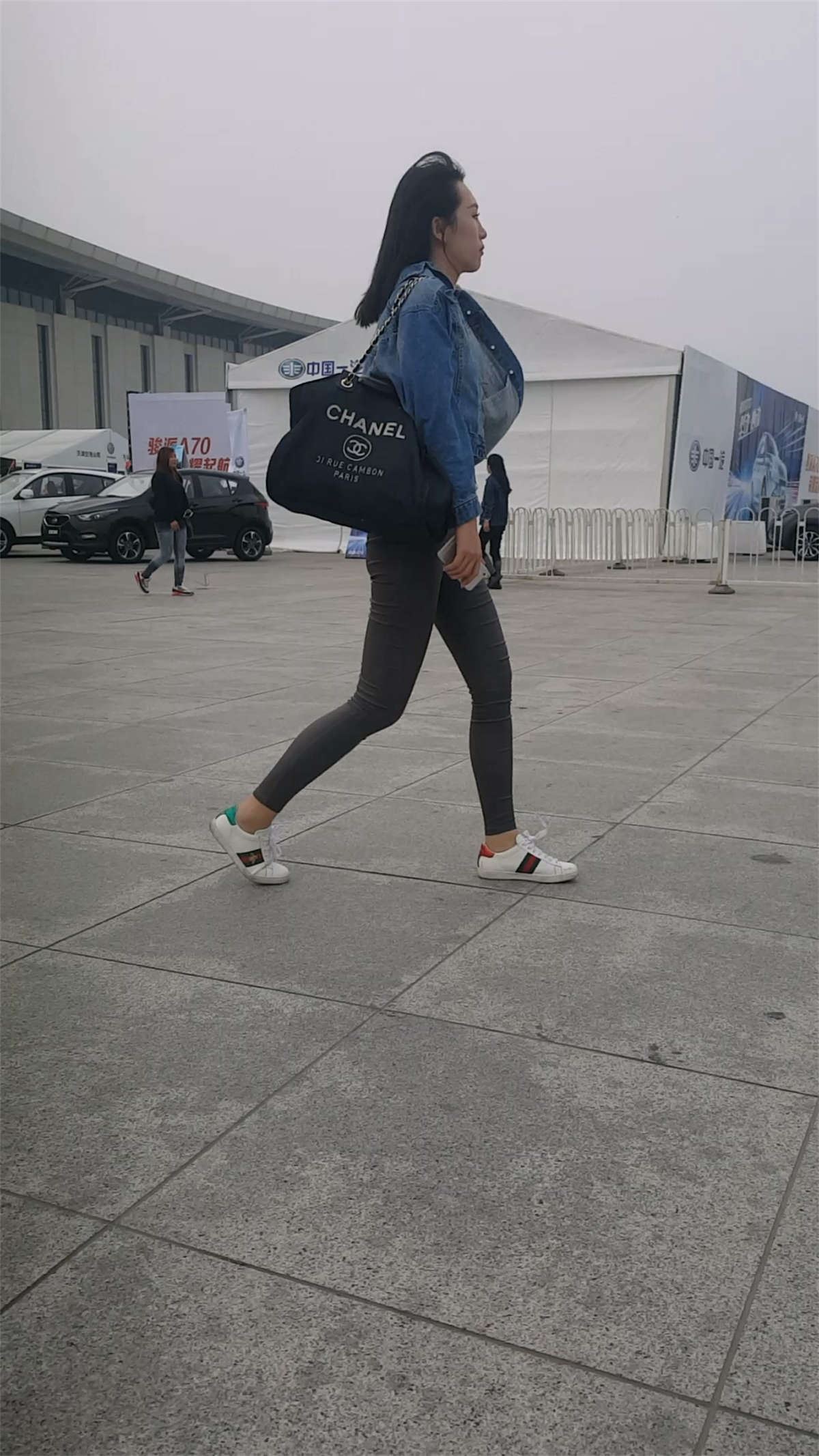 牛仔外套灰色紧身裤美女