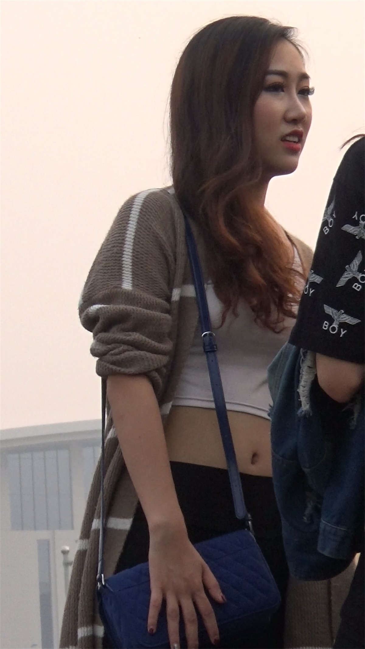 黑色紧身裤露脐美女