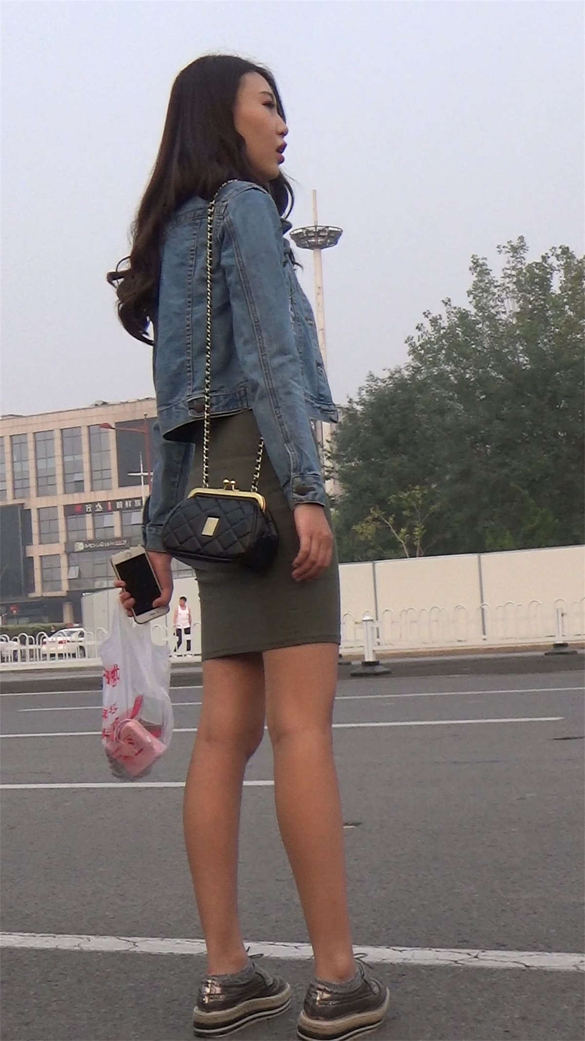 墨绿裙牛仔外套美腿美女