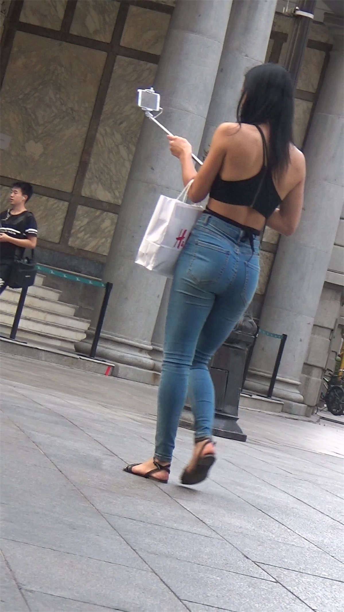 极品翘臀紧身蓝色牛仔裤美女