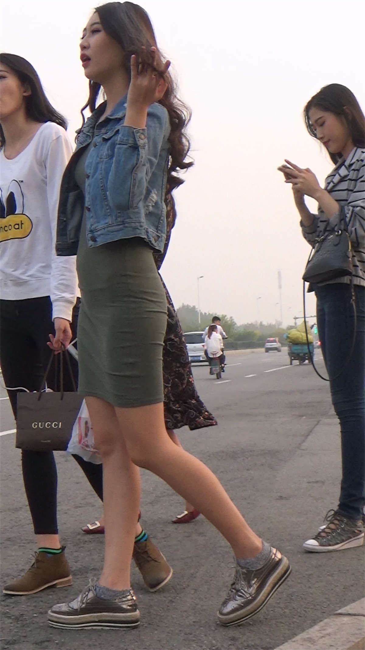 墨绿裙牛仔外套美腿美女