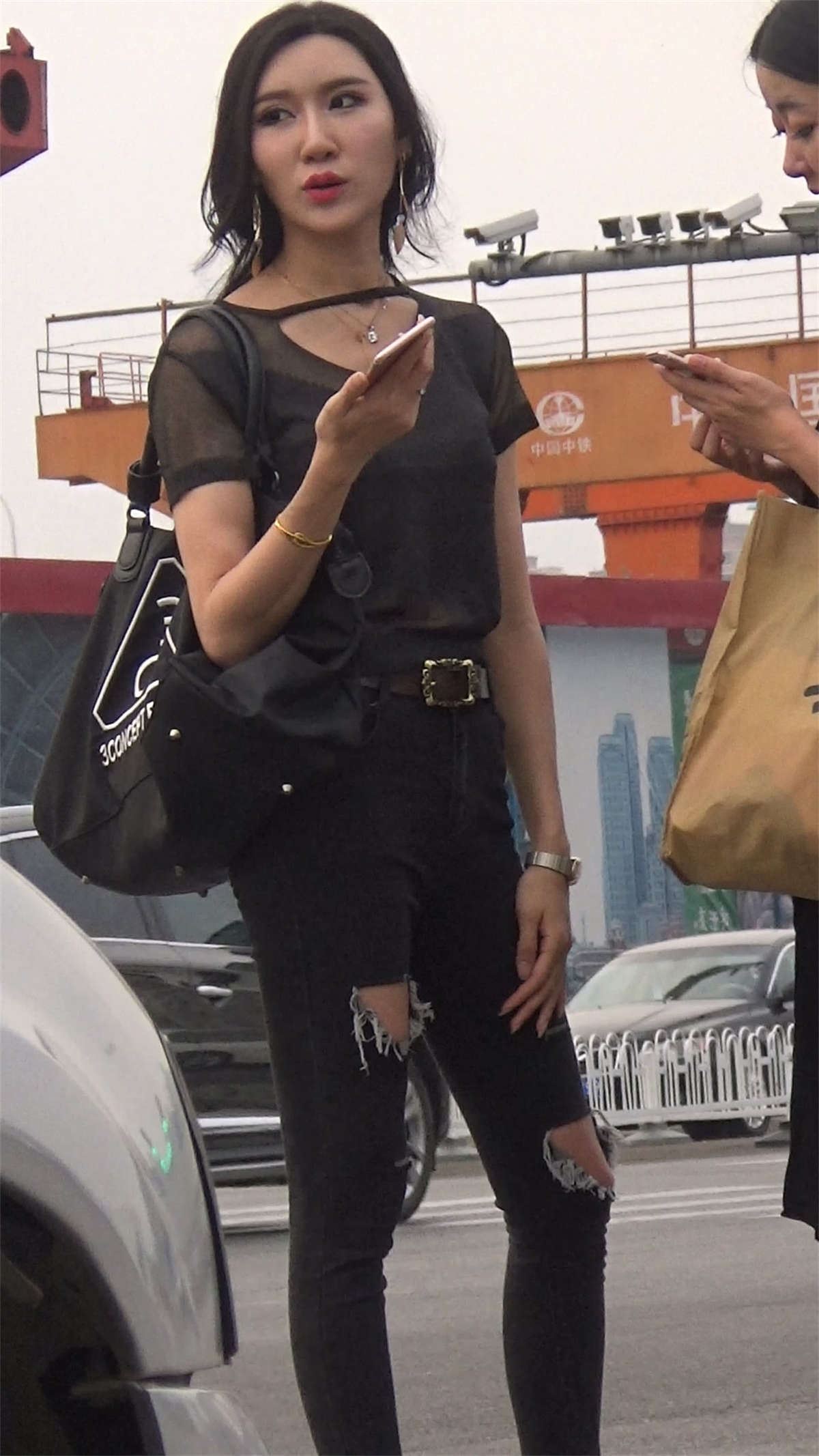 黑色破洞紧身裤蕾丝T恤美女
