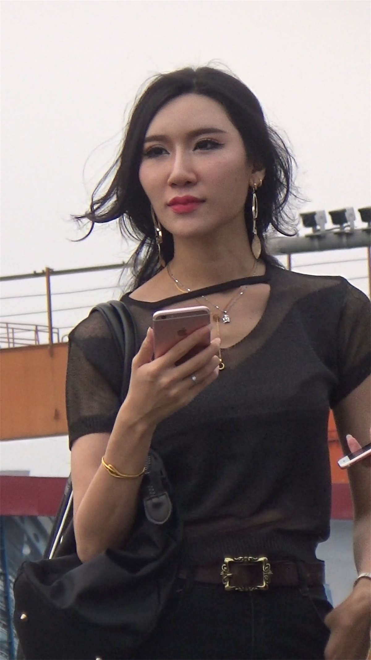 黑色破洞紧身裤蕾丝T恤美女