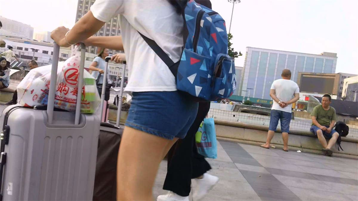 牛仔热裤青春小美女