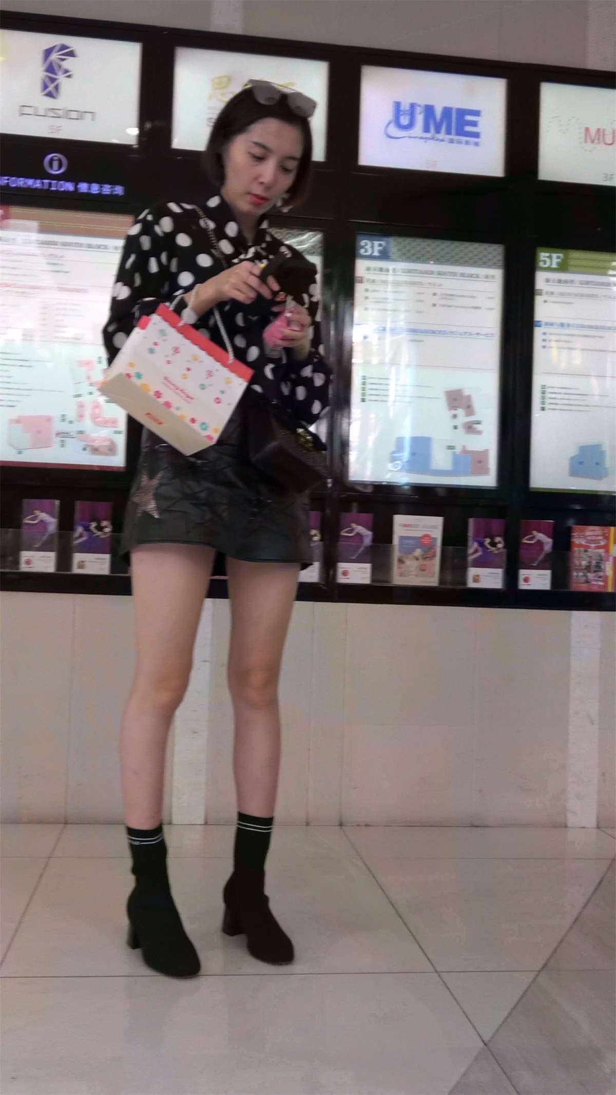 苗条美腿高挑短发小姐姐
