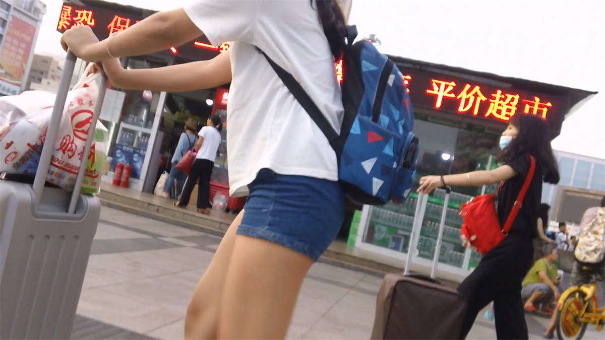 牛仔热裤青春小美女