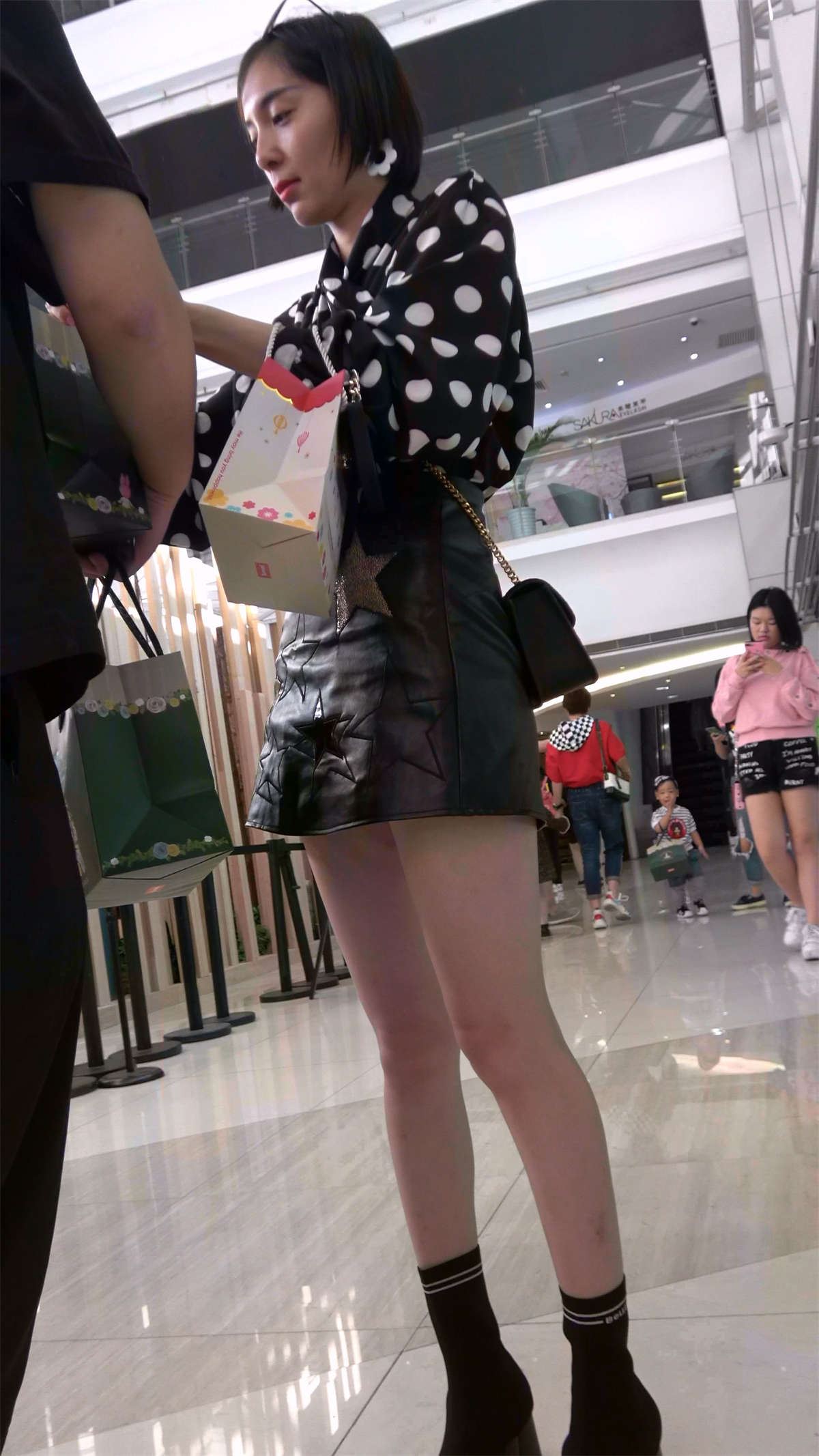苗条美腿高挑短发小姐姐